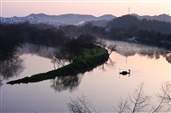 峿